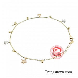 Những cô gái đeo chiếc lắc chân sẽ luôn cảm thấy tự tin và thu hút hơn khi di chuyển. 