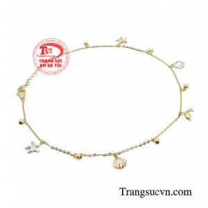 Chiếc lắc chân lấp lánh chính là thứ vũ khí bí mật giúp nàng thăng hạng nhan sắc.