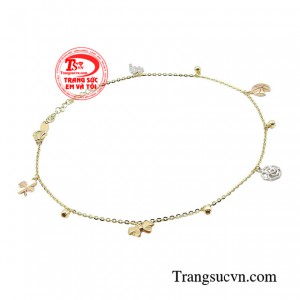 Bạn sẽ tạo cho người đối diện ấn tượng về một cô nàng yêu kiều, nhẹ nhàng, mang vẻ đẹp thanh lịch, tinh tế khi kết hợp cùng lắc chân với bất kỳ kiểu trang phục nào. 