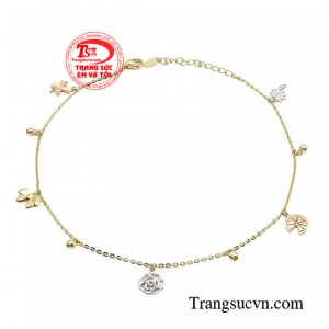 Lắc chân thanh lịch thời trang được nhấn nhá một chút điệu đà bằng những họa tiết charm nhỏ xinh mang đậm phong cách tự do, phóng khoáng và tự tại. 