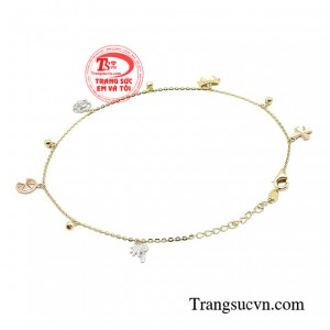 Với một chiếc lắc chân đơn giản cũng đủ thu hút mọi ánh nhìn của đối phương. 