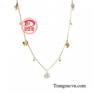 Kết hợp cùng nét đẹp tâm hồn và sự duyên dáng của mình, mọi cô gái sẽ trở nên tự tin mà ai ai cũng muốn theo đuổi, ngưỡng mộ.