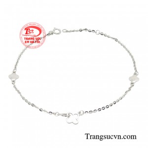 Lắc chân thời trang phái đẹp được thiết kế mảnh mai, xinh xắn buông thõng nơi mắt cá chân khiến cho đôi chân của các nàng được tôn lên gấp nhiều lần.