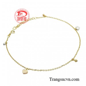 Chiếc lắc chân được thổi hồn sáng tạo giữa nét cổ điển sang trọng và vẻ đẹp dịu dàng, hiện đại khi được chế tác từ chất liệu vàng 18K sang trọng