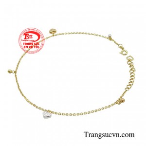 Gây ấn tượng bởi thiết kế sắc sảo, kết hợp cùng charm hình trái tim ngọt ngào, duyên dáng, nhẹ nhàng nhưng vẫn đủ sức hớp hồn phái đẹp.