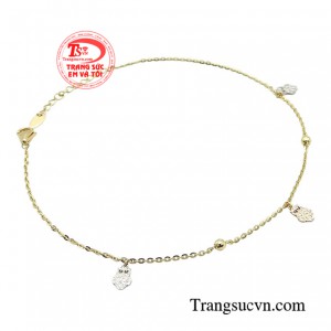 Món trang sức này còn giúp cổ chân của các cô nàng thêm phần duyên dáng, nữ tính và có điểm nhấn hơn nhiều lần.