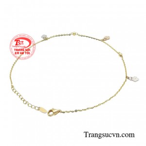 Với sắc vàng rực rỡ, lấp lánh như những tia nắng chiều, lắc chân vàng tỏa sáng và thu hút ánh nhìn từ xa.