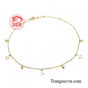 Lắc chân vàng tây thu hút là một trong những món trang sức được nhiều chị em yêu thích.