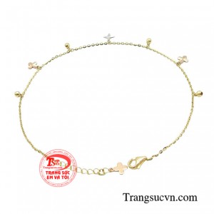 Lắc chân nữ vàng không chỉ làm nổi bật đôi chân thon gọn của bạn. 