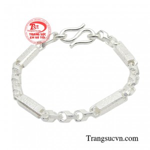Lắc tay bạc may mắn tập trung vào chất liệu bạc tạo nên điểm nhấn cho thiết kế của mình.