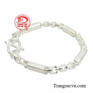 Các chi tiết của chiếc lắc tay đều được chăm chút tỉ mỉ và sử dụng nguyên liệu bạc tốt nhất.