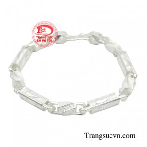 Lắc tay bạc phong lưu tạo nên sức hút không thể cưỡng lại cho người sở hữu.