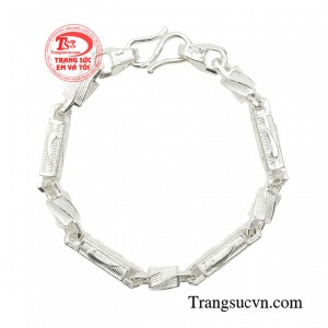 Một điểm cộng của chiếc lắc tay này chính là sự trau chuốt trên từng đường nét sản phẩm cùng chất liệu bạc 925 chắc chắn bạn sẽ bị ấn tượng bởi sự tỉ mỉ và cẩn thận trong từng chi tiết.