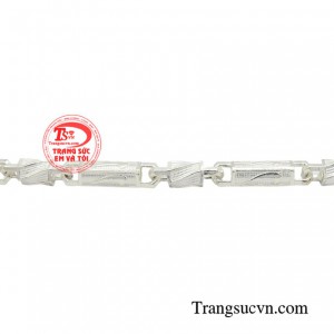 Tuy sở hữu kiểu dáng đơn giản nhưng món trang sức này lại cực kỳ tinh tế, tỉ mỉ và không lòe loẹt, dị biệt.