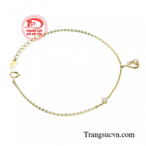 Sản phẩm được thiết kế mảnh mai sử dụng chất liệu vàng 10k chắc chắn sẽ mang lại vẻ đẹp độc đáo.