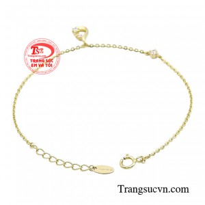 Không những vậy chiếc lắc còn tôn lên vẻ đẹp quyến rũ tô điểm thêm cho sự sắc sảo của chủ nhân.