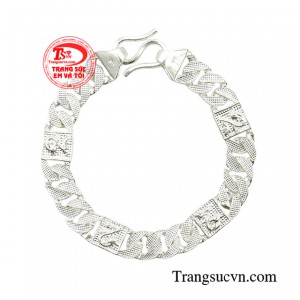 Kiểu dáng dây hiện đại làm nổi bật phong cách thời thượng của người đeo.