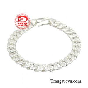 Lắc tay nam bạc thời trang giúp phái mạnh trở nên thật ấn tượng và nổi bật, khẳng định phong cách mạnh mẽ và lịch lãm.