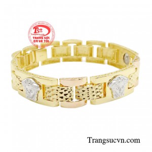 Với vẻ đẹp và sức hút riêng của phái mạnh khi kết hợp cùng chiếc lắc tay vàng đĩnh đạc để chứng minh sự sành điệu đẳng cấp của người đàn ông.