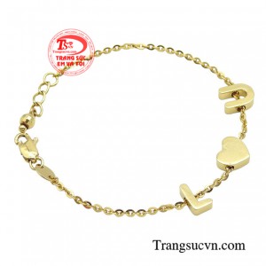 Thiết kế thanh lịch, tinh tế của chiếc lắc tay tạo nên sự đặc biệt nâng tầm phong cách phái đẹp. 