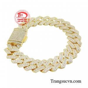 Chiếc lắc tay với thiết kế mắt xích có điểm nhấn sẽ giúp bạn thể hiện được sự sang trọng, đẳng cấp của mình.