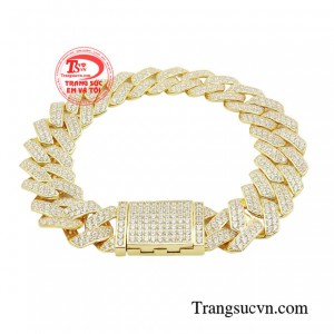 Không chỉ vậy, sản phẩm còn được làm từ vàng 18k cao cấp, với màu sắc vàng trang nhã chiếc lắc tay nam chuỗi xích đem đến nét thời thượng cho set đồ hằng ngày của mọi chàng trai. 