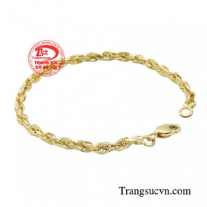 Nếu bạn là người yêu thích sự tối giản, thì một chiếc lắc tay với thiết kế đơn giản là một lựa chọn hợp lý. 