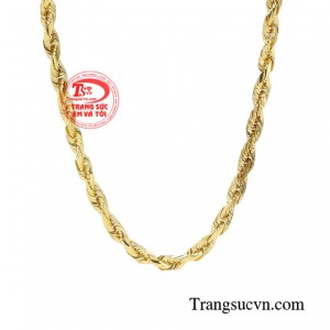 Sự tiết chế trong món trang sức khiến người đối diện cảm thấy tò mò và muốn tìm hiểu sâu hơn con người bạn.