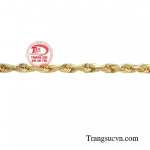 Chiếc lắc tay dạng xoắn kết tinh xảo, lược bỏ chi tiết rườn rà đủ sức để lại ấn tượng đặc biệt ngay từ lần gặp mặt đầu tiên.