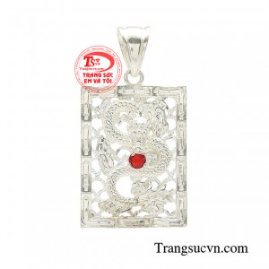 Mặt dây bạc rồng dũng mãnh mang biểu tượng cho quyền lực, sự may mắn và thành đạt.