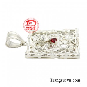 Trang sức rồng còn mang ý nghĩa tượng trưng cho sự sung túc, thanh thản và cân bằng cho những ai may mắn sở hữu nó.