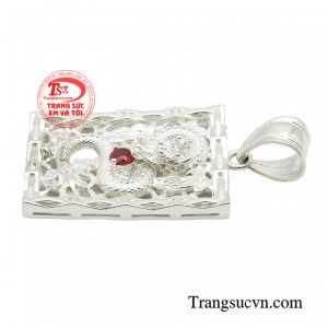 Điểm đặc biệt của sản phẩm này là sử dụng hình rồng bằng bạc được chạm khắc tinh xảo.