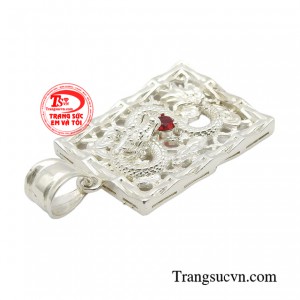 Mặt dây chuyền rồng truyền cảm hứng sáng tạo mang đến sự huyền bí khiến người đeo vô cùng ấn tượng trong mỗi bộ trang phục.