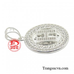 Mặt dây chuyền bạc nam còn thể hiện sự tự tin của phái mạnh. 