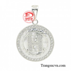 Mặt dây chuyền bạc nam phong cách góp phần lớn trong việc thể hiện cá tính mạnh mẽ, nam tính cũng như sự thành công của phái mạnh.