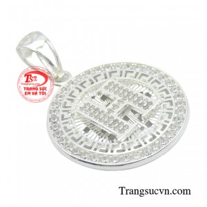 Trang sức bạc chính là sự lựa chọn hoàn hảo, khẳng định phong cách thời trang và làm bật lên vẻ đẹp nam tính.