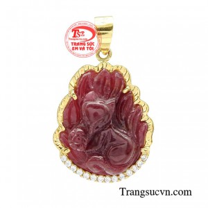 Mặt dây hồ ly ruby duyên dáng đại diện của tình yêu và sự cao quý.