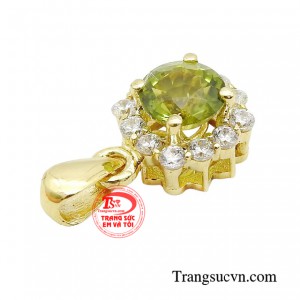Chiếc mặt dây là món phụ kiện hoàn hảo dành cho quý cô yêu thích sự thanh lịch và dịu dàng.