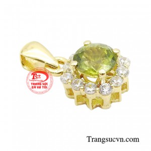 Món trang sức với tạo hình ôm trọn viên đá chủ peridot mang đến sự tinh tế, đầy cuốn hút cho phái đẹp.