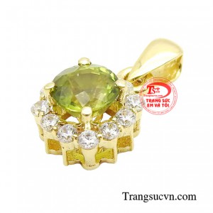 Viên đá chủ Peridot chính là điểm nhấn quan trọng của chiếc mặt dây, giúp tôn lên sự thanh thoát nơi xương quai xanh của quý cô.