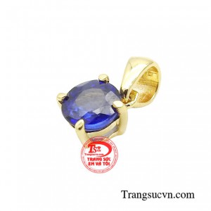Một món trang sức thanh lịch, nhỏ nhắn, điểm xuyến thêm sắc màu của đá quý sapphire sẽ vô cùng phù hợp với cô gái yêu thích sự nhẹ nhàng.