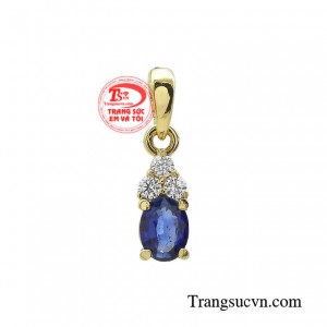 Mặt dây sapphire đài các sở hữu thiết kế nhỏ nhắn cùng các chi tiết đính đá tinh xảo.