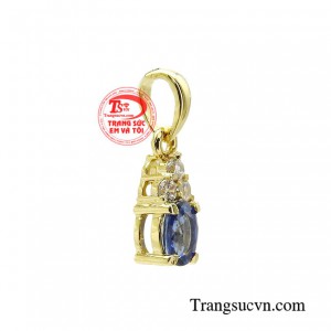Đơn giản nhưng tinh tế, mặt dây sapphire đài các mang phong cách tối giản nhưng vẫn gợi lên nét duyên dáng đặc biệt cho những người phụ nữ luôn yêu cái đẹp.