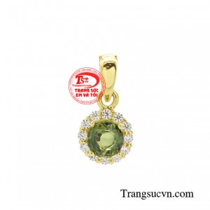 Mặt dây sapphire thời trang được đính kết trên chất liệu vàng màu 14K tạo nên điểm nhấn vừa tinh tế, vừa sang trọng.