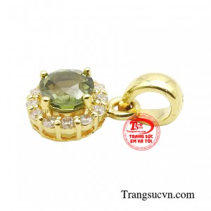 Chiếc mặt dây khoe trọn phần xương quai xanh một cách khéo léo, tôn lên những đường nét mềm mại của chị em phụ nữ.