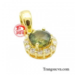 Với chiếc mặt dây sapphire thời trang này, phái đẹp sẽ tự tin tỏa sáng trong bất kỳ bữa tiệc hay dịp lễ quan trọng nào.