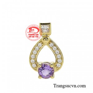 Mặt dây thạch anh tím kiêu sa mang trong mình một thiết kế đơn giản và tinh tế, đem đến sự thanh lịch cho phái đẹp.