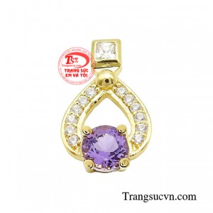 Với thiết kế độc đáo, chiếc mặt dây được làm từ vàng 14K cao cấp, đính kết đá thạch anh tím lấp lánh làm trung tâm của điểm nhấn.