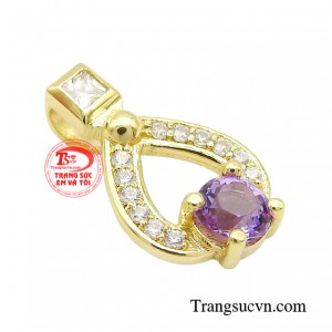 Hình dáng của mặt dây được khắc hoạ một cách khéo léo, uyển chuyển và đầy sự tinh xảo, mang lại vẻ đẹp quý phái và sang trọng cho nàng.