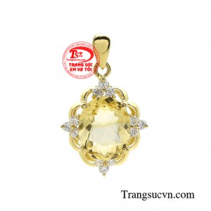 Mặt dây thạch anh vàng sang trọng mang màu sắc tươi trẻ, tượng trưng cho sự ấm áp trong tâm hồn như ánh nắng rực rỡ của mặt trời.